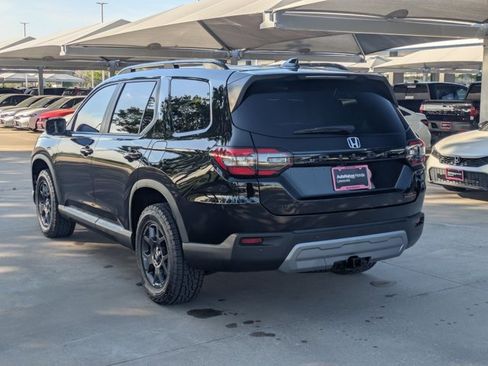 Certified 2025 Honda Pilot TrailSport image 8