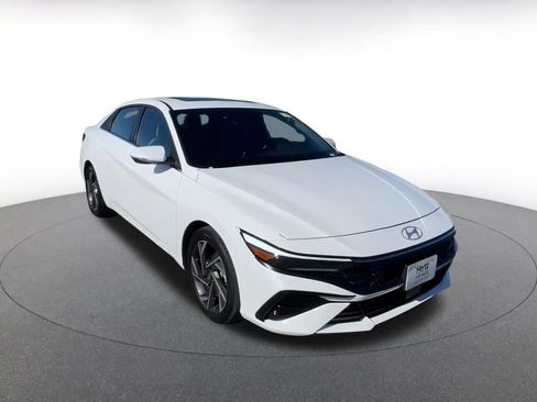 Used 2025 Hyundai Elantra Limited image 3