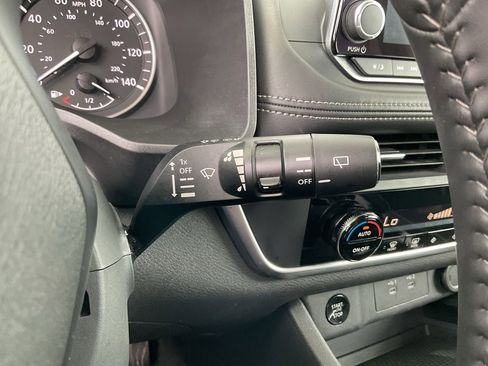 Used 2025 Nissan Rogue SV FWD image 31