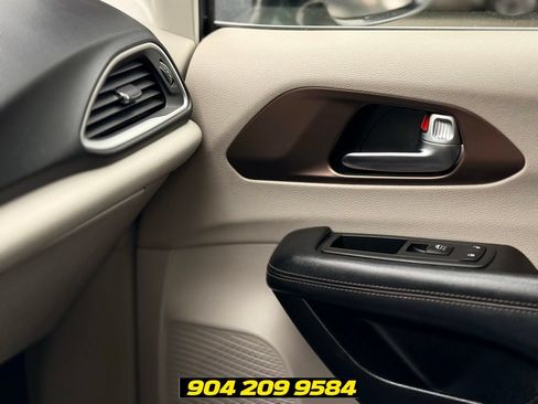 Used 2019 Chrysler Pacifica Touring-L FWD image 19