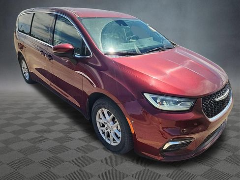 Used 2023 Chrysler Pacifica Touring-L FWD image 4