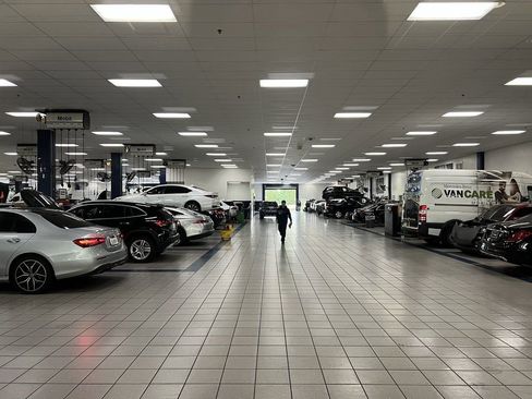 Used 2023 Mercedes-Benz S 580 4MATIC Sedan image 3