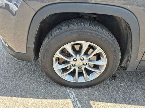 Used 2019 Jeep Cherokee Latitude Plus w/ Comfort/Convenience Group AWD/4WD image 24