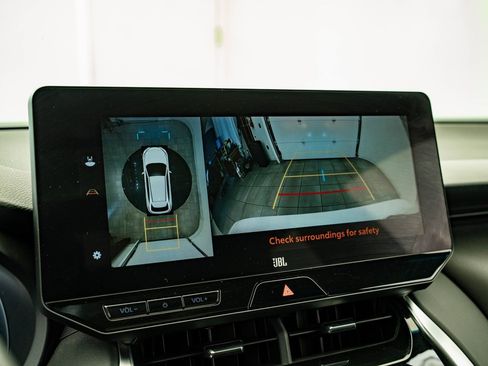 Used 2023 Toyota Venza Limited image 25