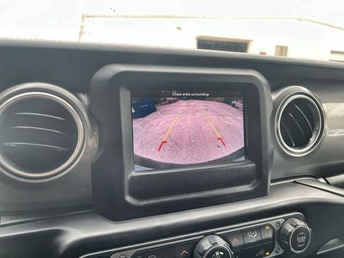 Used 2018 Jeep Wrangler Unlimited Sahara AWD/4WD image 14