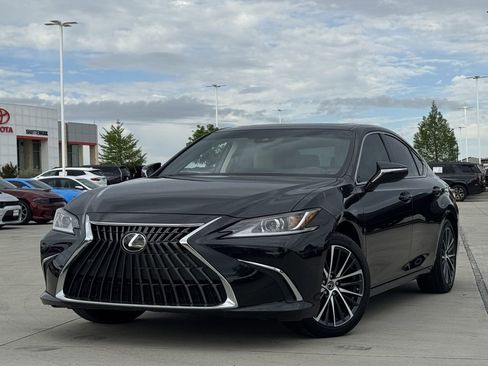 Used 2024 Lexus ES 300h w/ Premium Package image 2