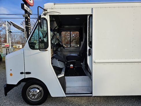 Used 2013 Ford E-350 and Econoline 350 Super Duty w/ Air Conditioning Prep Pkg image 9
