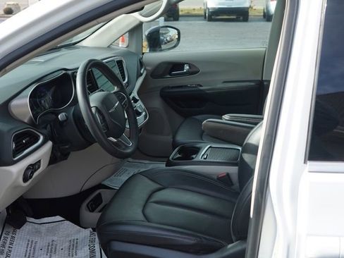 Used 2024 Chrysler Pacifica Touring-L image 9