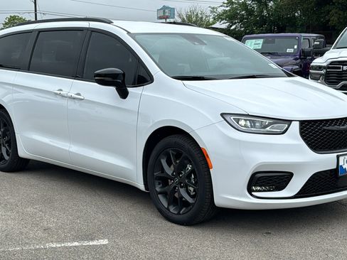 New 2026 Chrysler Pacifica Select image 3