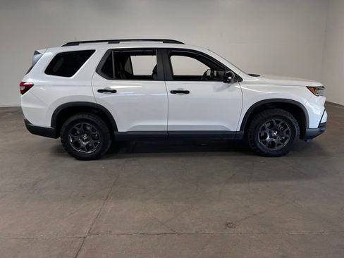 Used 2024 Honda Pilot TrailSport image 2