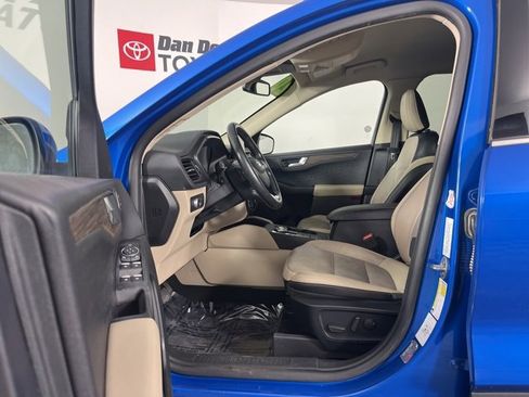 Used 2020 Ford Escape Titanium image 3