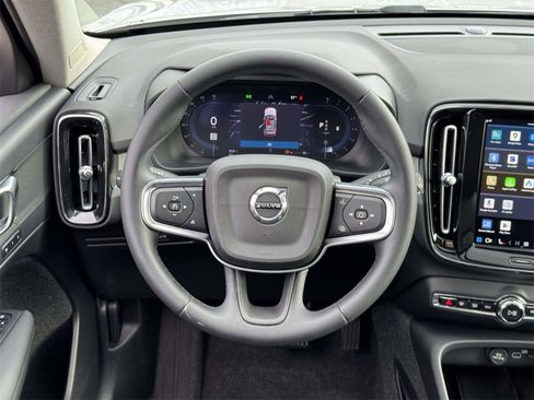 Used 2025 Volvo XC40 B5 Plus image 12