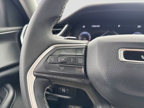 Used 2023 Jeep Grand Cherokee Laredo image 17