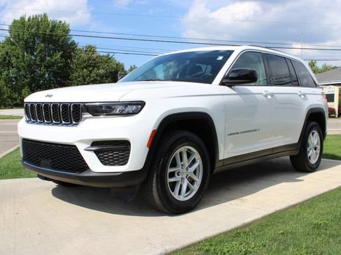 Used 2023 Jeep Grand Cherokee Laredo AWD/4WD image 5