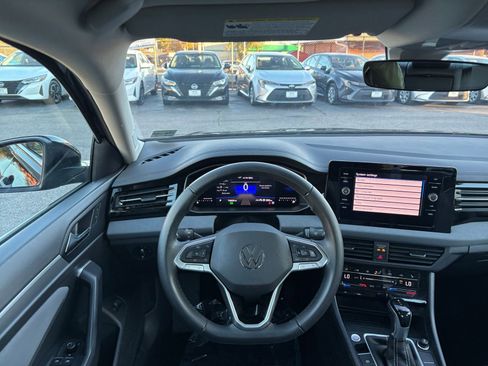 Used 2025 Volkswagen Jetta SE image 33