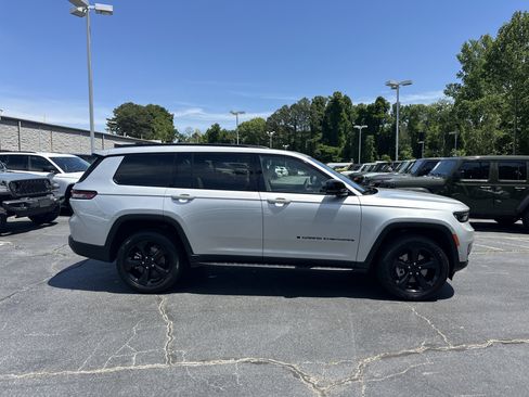 Used 2025 Jeep Grand Cherokee L Limited w/ Luxury Tech Group II AWD/4WD image 10