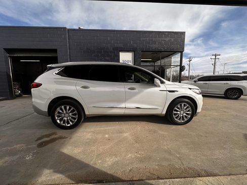 Used 2021 Buick Enclave Essence image 9
