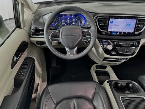 Used 2023 Chrysler Pacifica Touring-L image 22