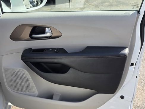 Used 2018 Chrysler Pacifica Touring-L FWD image 35