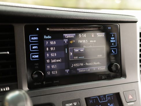 Used 2017 Toyota Sienna SE image 12