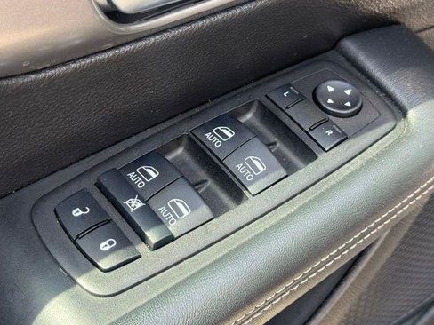 Used 2025 Chrysler Pacifica Select FWD image 9