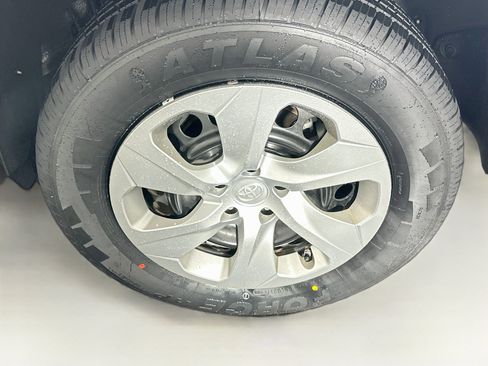 Used 2021 Toyota RAV4 LE FWD image 11