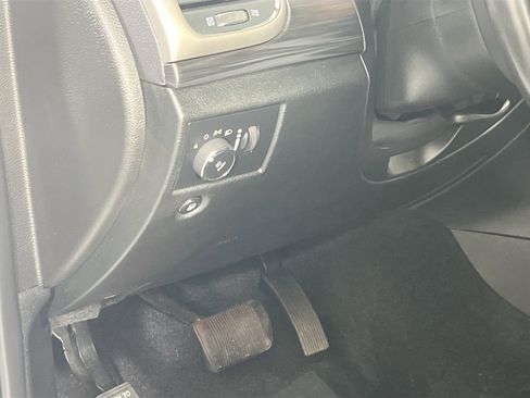 Used 2022 Jeep Grand Cherokee Laredo X image 10