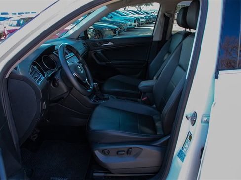 Used 2020 Volkswagen Tiguan SE w/ Panoramic Sunroof Package image 10