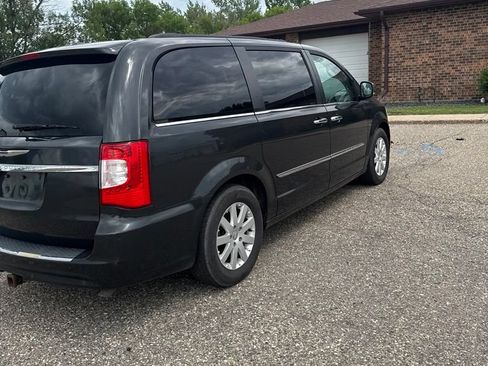 Used 2012 Chrysler Town & Country Touring-L w/ Trailer Tow Group FWD image 8