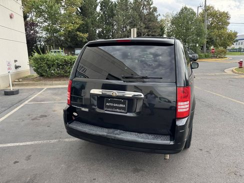 Used 2008 Chrysler Town & Country Touring FWD image 15
