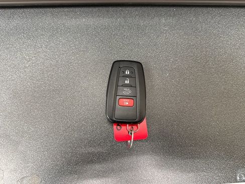 Used 2020 Toyota Highlander XLE image 22