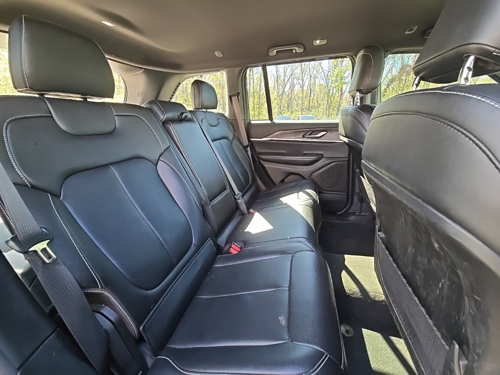 Used 2024 Jeep Grand Cherokee Limited w/ Black Appearance Package AWD/4WD image 25