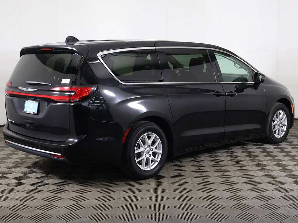 Used 2023 Chrysler Pacifica Touring-L FWD image 11