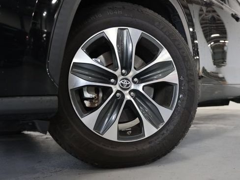 Used 2021 Toyota Highlander XLE AWD/4WD image 12