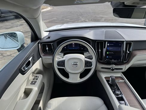 Used 2022 Volvo XC60 B5 Momentum image 17