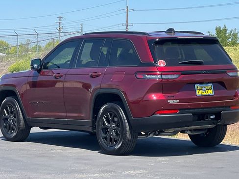Used 2025 Jeep Grand Cherokee Altitude AWD/4WD image 6