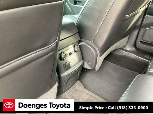 Used 2013 Ford Explorer XLT image 11