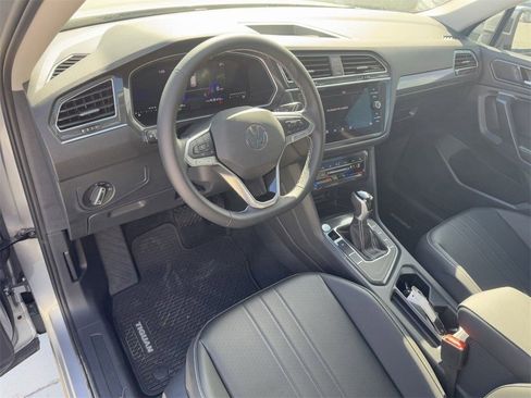 Used 2024 Volkswagen Tiguan SE image 12