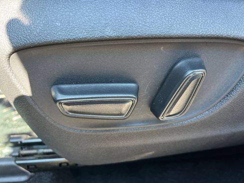 Used 2025 Toyota Highlander LE FWD image 18