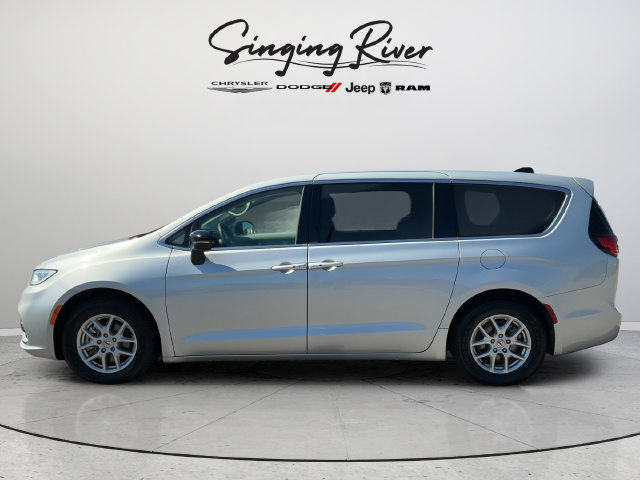 Used 2024 Chrysler Pacifica Touring-L FWD image 4