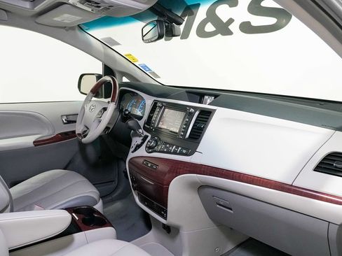 Used 2013 Toyota Sienna Limited w/ Premium Pkg FWD image 18