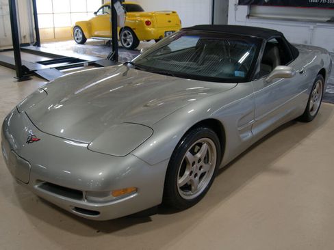 Used 2001 Chevrolet Corvette Convertible w/ Preferred Equipment Group2 image 1
