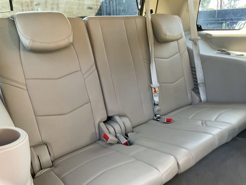 Used 2015 Cadillac Escalade Luxury image 32