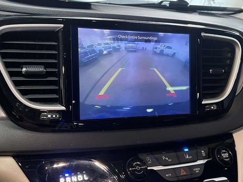 Used 2023 Chrysler Pacifica Touring-L FWD image 19