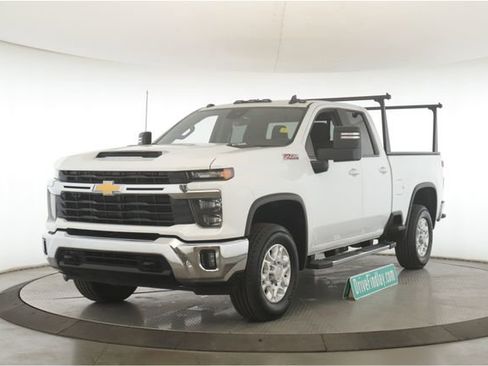 Used 2024 Chevrolet Silverado 2500 LT w/ Convenience Package image 10