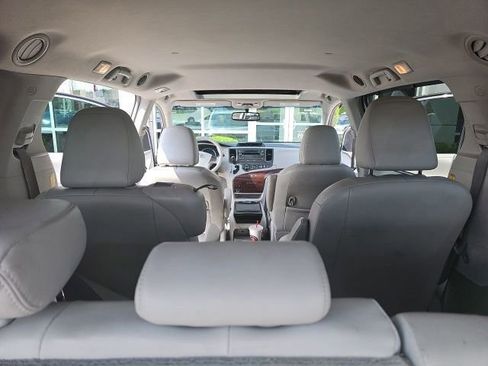 Used 2013 Toyota Sienna XLE FWD image 8