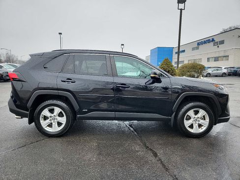 Used 2021 Toyota RAV4 XLE w/ XLE Grade Weather Package image 7