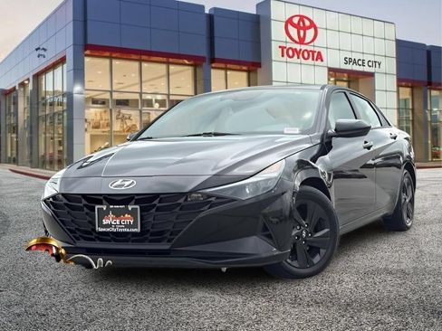 Used 2023 Hyundai Elantra SEL FWD image 2