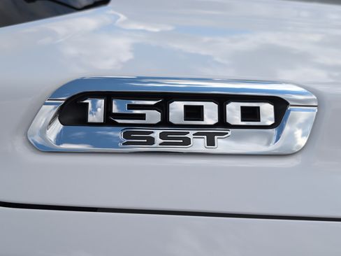 Used 2025 RAM 1500 Laramie AWD/4WD image 34