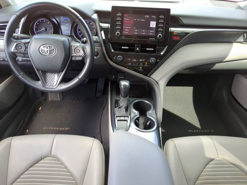 Used 2022 Toyota Camry SE image 2